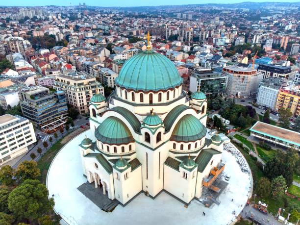 magnífico templo da igreja ortodoxa de saint sava em belgrado, sérvia hram svetog save - belgrade churches - fotografias e filmes do acervo