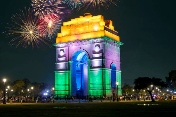 nova deli - 17 de setembro: the india gate ou all india war memorial com iluminação em new delh, em 17 de setembro. 2022 na índia - new delhi india night government - fotografias e filmes do acervo