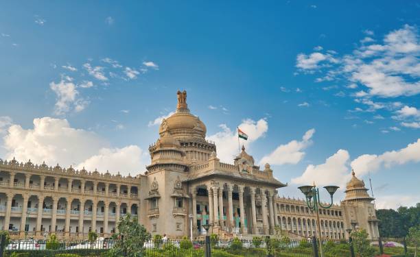 vidhana soudha di bangalore - bangalore india parliament building vidhana soudha foto e immagini stock