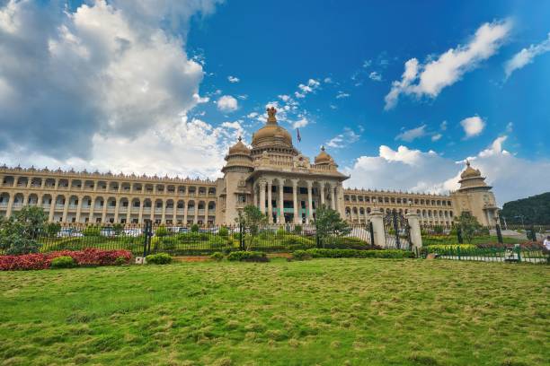 vidhana soudha in bangalore - bangalore india parliament building vidhana soudha imagens e fotografias de stock