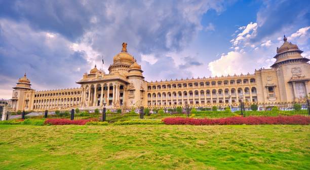 vidhana soudha di bangalore - bangalore india parliament building vidhana soudha foto e immagini stock