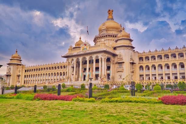vidhana soudha в бангалоре - bangalore india parliament building building exterior стоковые фото и изображения