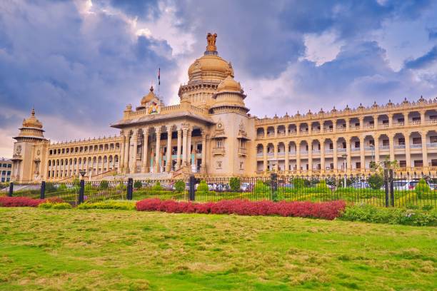 vidhana soudha di bangalore - bangalore india parliament building vidhana soudha foto e immagini stock