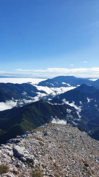 malowniczy widok na ośnieżone szczyty pasma górskiego w słoneczny dzień - sunny day mountain mountain range winter zdjęcia i obrazy z banku zdjęć