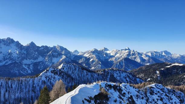 malowniczy widok na ośnieżone szczyty pasma górskiego w słoneczny dzień - sunny day mountain mountain range winter zdjęcia i obrazy z banku zdjęć