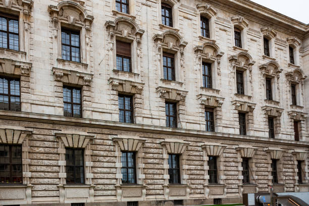 arquitetura de estilo neo-barroco de justizpalast, grande tribunal no centro de munique. - neo baroque - fotografias e filmes do acervo