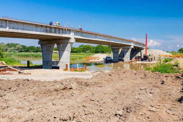 ponte in costruzione sul fiume, cemento, cantiere - construction bridge below concrete foto e immagini stock