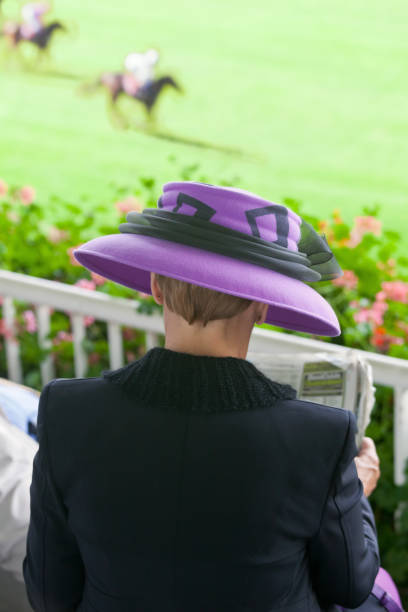 modna pani studiująca formę na torze wyścigów konnych - equestrian event flat racing horse racing people zdjęcia i obrazy z banku zdjęć