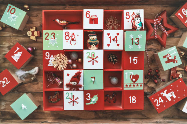 vecchio calendario dell'avvento in legno con decorazioni vintage - advent calendar christmas number red foto e immagini stock