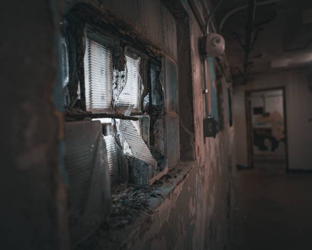 istock Dirty wall with a window inside an abandoned building. 1433095289