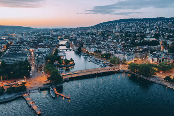 luftaufnahme der innenstadt von zürich während des sonnenuntergangs, schweiz - fraumünsterkirche stock-fotos und bilder