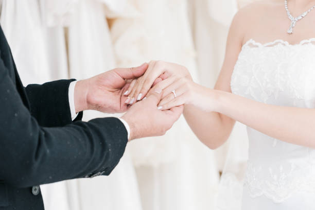 istock The groom holding the bride's hand Hand-only shooting 1433099069