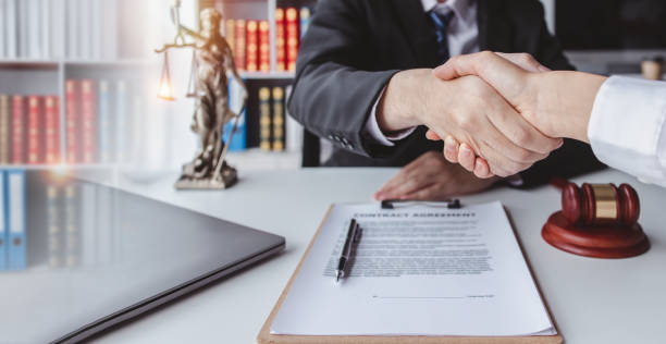 justice and law concept. male lawyer working in workplace. Legal law, advice and justice, Businessman handshake with a lawyer or judge After signing the contract and the agreement is complete, concepto de justicia y derecho. abogado masculino que trabaja en el lugar de trabajo. derecho jurídico, asesoramiento y justicia, apretón de manos de empresario con un abogado o juez después de firmar el contrato y el acuerdo está completo,