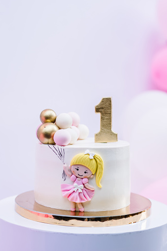 Tarta De Cumpleaños Por 1 Año El Pastel Está Decorado Con Una Figura De  Muñeca Y Decoración Para La Niña Deliciosa Recepción En Una Fiesta De  Cumpleaños Pastel De Moda Sobre El