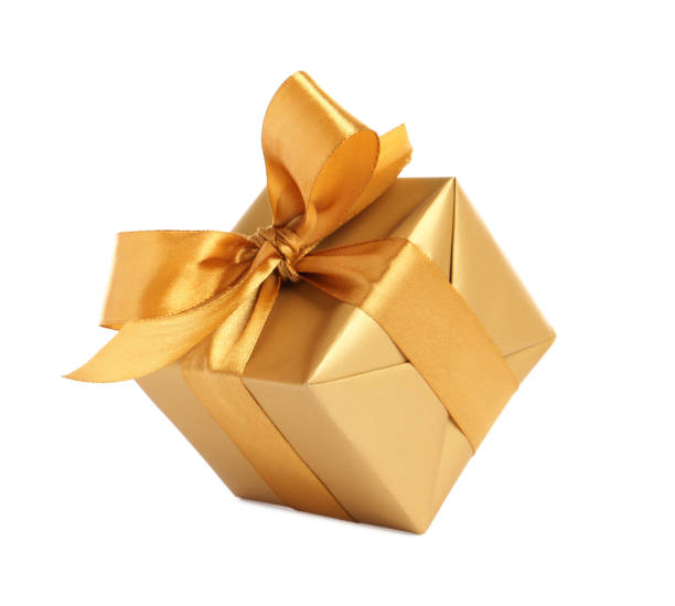 confezione regalo con nastro dorato e fiocco su sfondo bianco - gift box foto e immagini stock