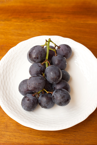 1 bunch of grapes.