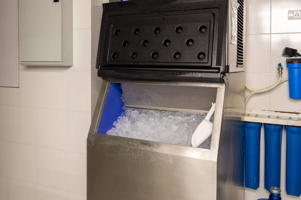 los cubitos de hielo se almacenan en una máquina para hacer hielo para un producto limpio. máquina de cubitos de hielo. máquina de hielo cúbito. adecuado para pequeñas tiendas de bebidas. - ice machine fotografías e imágenes de stock