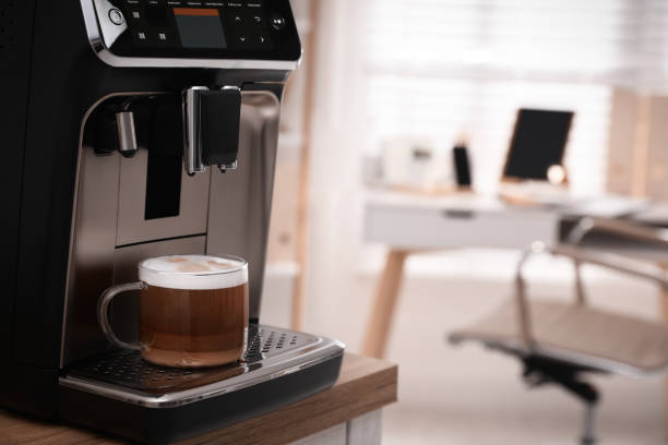 nowoczesny ekspres do kawy ze szklaną filiżanką kawy na stole w biurze. miejsce na tekst - coffee contemporary arabica scented zdjęcia i obrazy z banku zdjęć