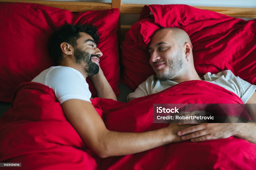 Joven Pareja Gay Interracial Divirtiéndose En La Cama Foto de stock y más  banco de imágenes de 20 a 29 años - iStock