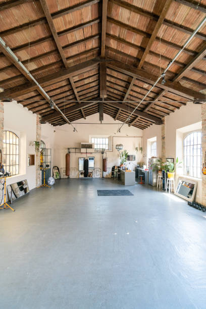 intérieur d’un loft industriel reconverti en club de santé et espace polyvalent - loft apartment studio window warehouse photos et images de collection