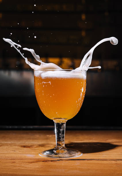 水しぶきをあげるビールのグラスをクローズアップ - beer beer glass drink alcohol ストックフォトと画像