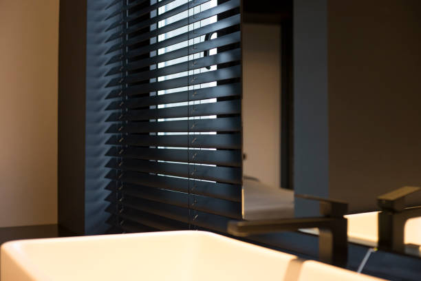 木製のブラインドは、窓に黒い色のクローズアップ - blinds wood bathroom indoors ストックフォトと画像