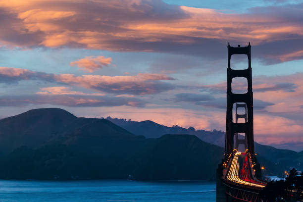 golden gate bridge la sera al crepuscolo - golden gate bridge san francisco county san francisco bay bay foto e immagini stock