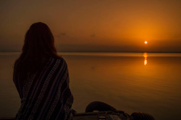 una mujer de espaldas disfrutando de una hermosa puesta de sol, valencia, españa - lake tranquil scene landscape zen like fotografías e imágenes de stock