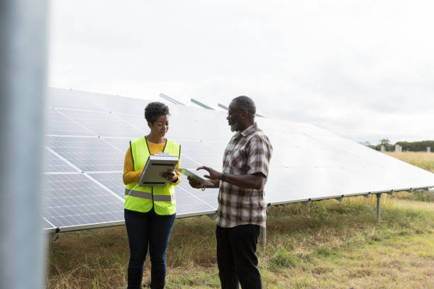 istock Foreman gives female tech information about panels 1433143212