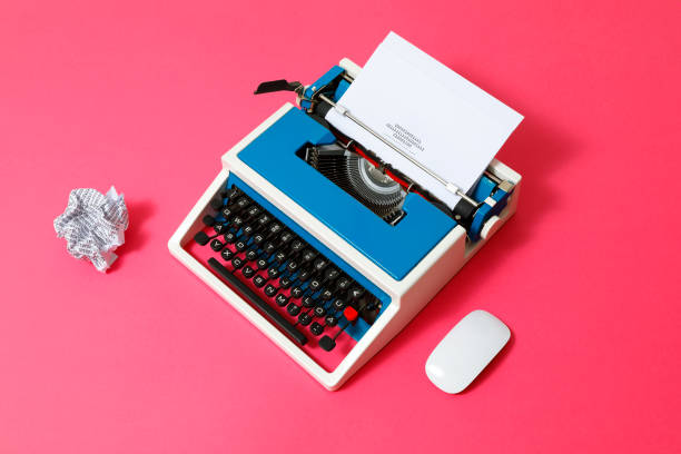 blue 80s typewriter on red background - typewriter writing journalist typing imagens e fotografias de stock