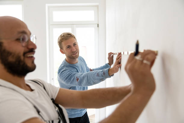 deux amis masculins prenant des mesures à l’aide d’un ruban à mesurer - folding ruler photos et images de collection