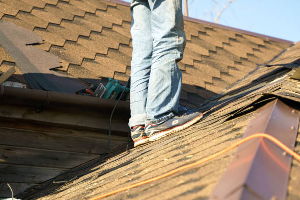 帯状疱疹で覆われた屋根を修理する男 - construction worker preparation improvement new ストックフォトと画像