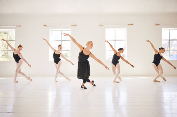 ballet, estudiantes de danza y profesor en clase para la práctica, entrenamiento y actuación en estudio. bailarines de arte clásico que se mueven con equilibrio, gracia y pasión durante una lección en una escuela de baile de bailarinas - estudio de ballet fotografías e imágenes de stock