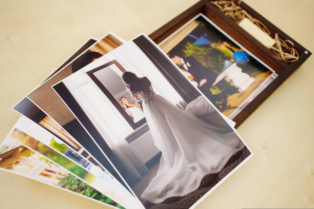 istock printed wedding photos and a wooden box with a flash drive. 1433151550