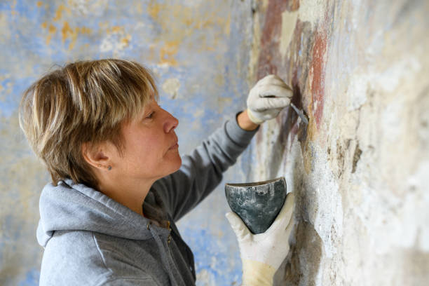 профессиональный реставратор, восстанавливающий фрески античной часовни в италии - restoring painting working church стоковые фото и изображения