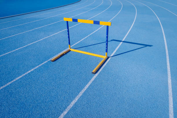 барьеры на спортивной беговой дорожке - hurdle sports track track and field playing field стоковые фото и изображения