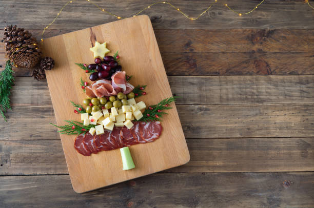 tabla de queso en forma de árbol de navidad y charcutería con fondo de madera. vista superior. espacio de copia. - sausage shaped fotografías e imágenes de stock