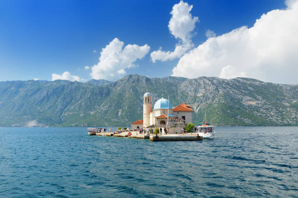 insel unserer lieben frau vom felsen und kirche in perast an der bucht von boka kotor (boka kotorska) der adria im balkangebirge, montenegro, europa. - gospa od škrpjela stock-fotos und bilder