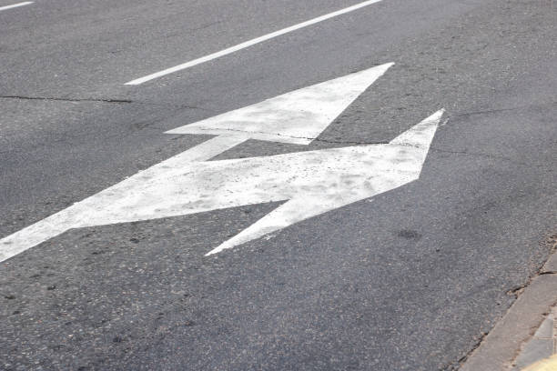 marking of the arrow pointer on the asphalt road - guidance direction arrow sign speed imagens e fotografias de stock