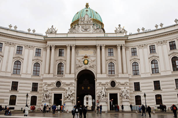 オーストリア、ウィーンのホーフブルク宮殿の聖ミヒャエル翼 - st michaels church ストックフォトと画像