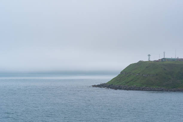 cap brumeux avec un point de télécommunication dans une mer maussade - kunashir island audio photos et images de collection