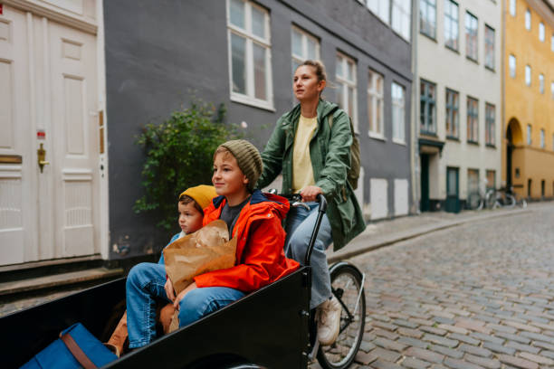 running errands around the city - parents children cargo bike bildbanksfoton och bilder
