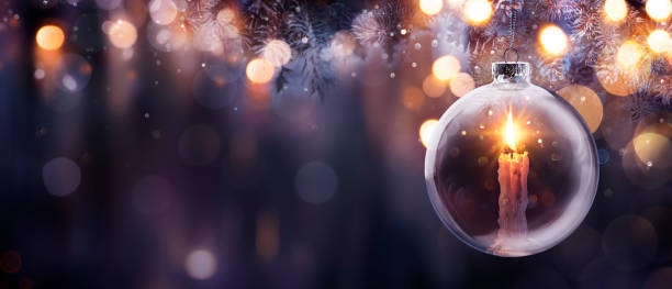 esperanza de navidad - vela de adviento con llama brillante en bola árbol colgante con fondo desenfocado - concepto de oración - candle christmas tree candlelight christmas ornament fotografías e imágenes de stock