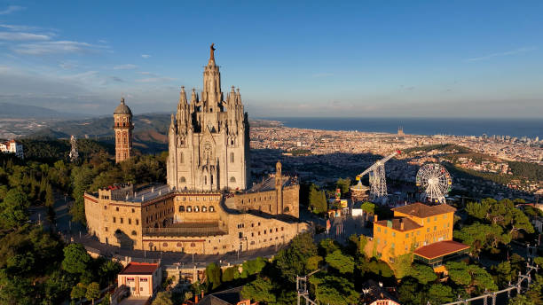 montanha tibidabo, horizonte da cidade de barcelona com templo sagrat cor ao pôr do sol. catalunha, espanha - mount tibidabo - fotografias e filmes do acervo