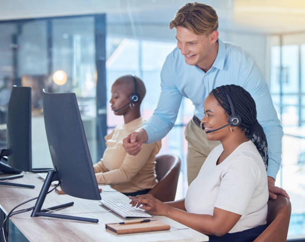 Crm customer support training and web help worker with teacher on an online 5g internet phone call. Portrait of a happy call center office employee with headset and digital tech consulting coach capacitación de atención al cliente de crm y trabajador de ayuda web con el maestro en una llamada telefónica por internet 5g en línea. retrato de un feliz empleado de oficina del centro de llamadas con auriculares y entrenador de consultoría de tecno