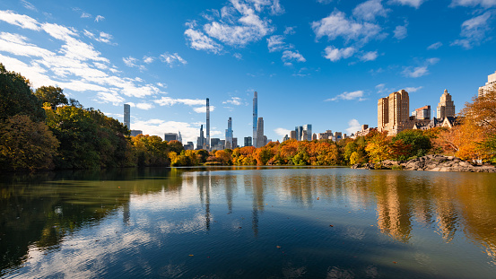 Central Park en otoño con los rascacielos Billionaires Row desde el lago. Upper West Side, Manhattan, Nueva York photo