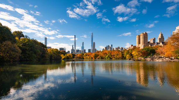 central park en otoño con los rascacielos billionaires row desde el lago. upper west side, manhattan, nueva york - upper west side manhattan fotografías e imágenes de stock