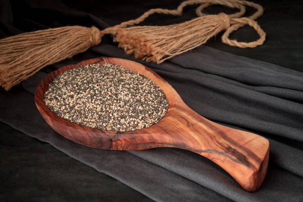 черно-белые семена чиа на деревянной ложке - tablespoon chia healthy eating seed стоковые фото и изображения