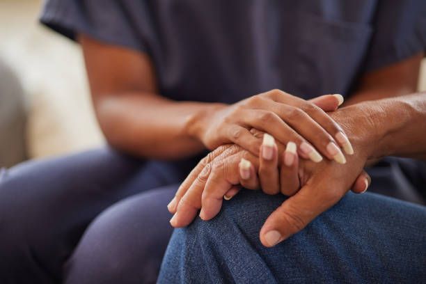 apoio, confiança e empatia durante o aconselhamento ou terapia com uma enfermeira e um idoso em casa de repouso com seguro de saúde. mãos de cuidador e paciente com compaixão, ajuda e cuidados hospitalares - human hand old senior adult holding hands - fotografias e filmes do acervo