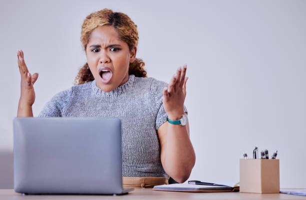 stress, donna aziendale arrabbiata e frustrata che lavora sul laptop, infastidita da glitch e internet lento. impiegato a bocca aperta sotto shock, mancato abbonamento annullato o errore di sistema, difficoltà tecnologiche - mouth open women displeased anger foto e immagini stock